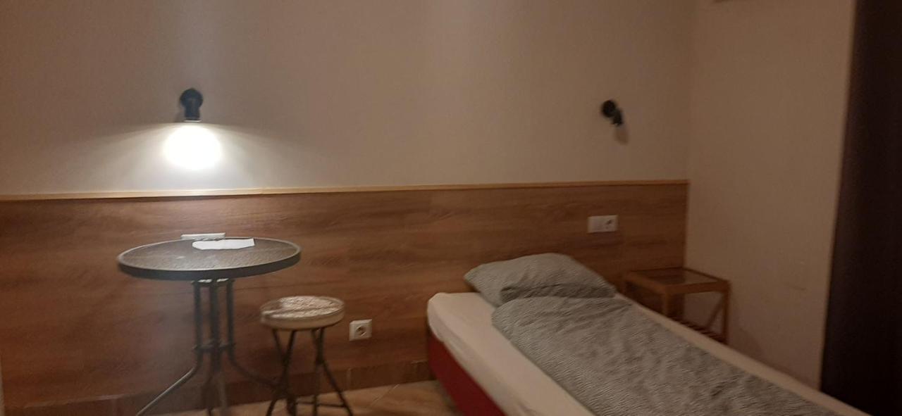 Apartman Vorosmarty Apartamento Budapeste Exterior foto